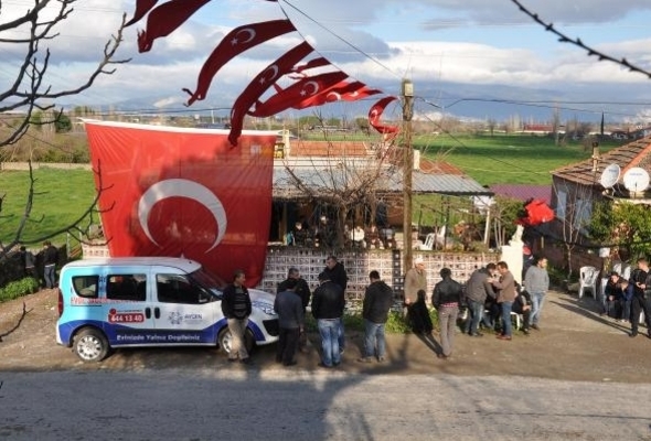 Şehit Oğuz Arslan'ın Aydın'ın Söke ilçesindeki evine Türk bayrağı asıldı.