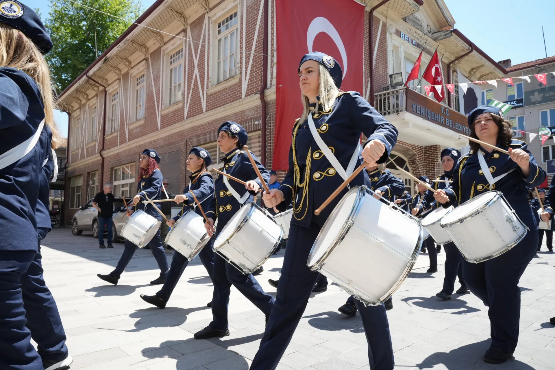 Bursa'nın ilk belediye kadın bandosu Yenişehir sokaklarında